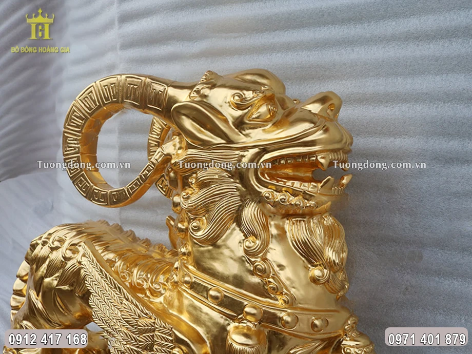 Miệng linh vật há to vô cùng hung dữ